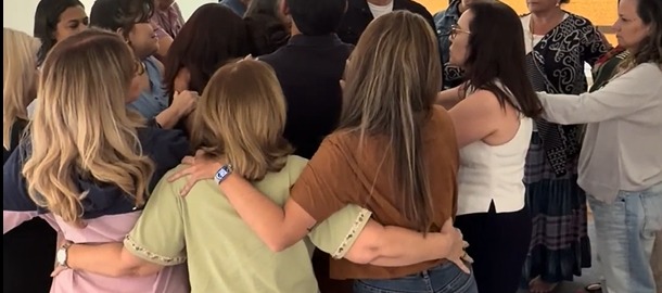 Grupo de pessoas em um abraço coletivo
